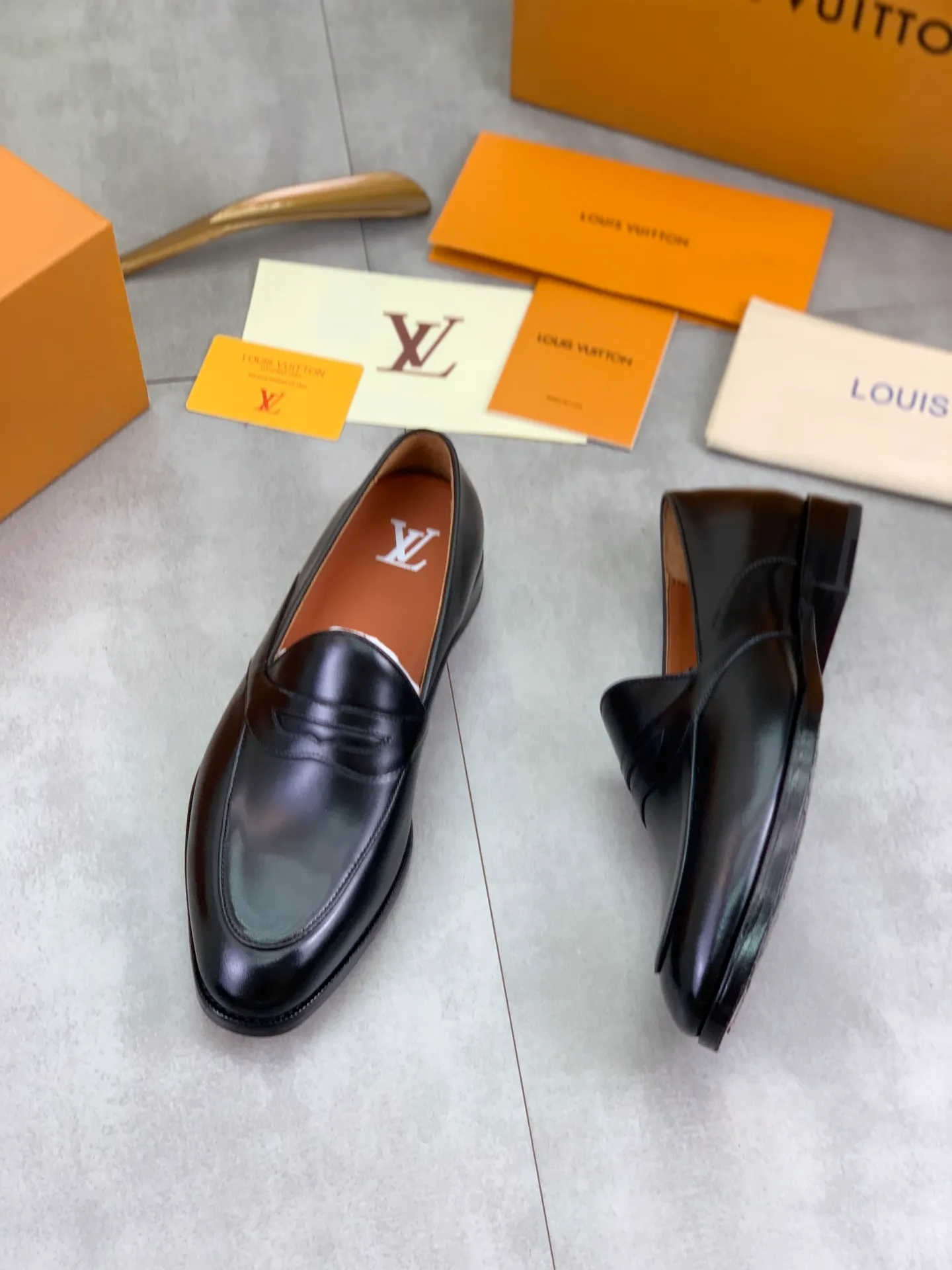Factory price P1060 💎💎💎 L Home (genuine leather outsole series) [Louis* Denweis] - LV men's business casual leather shoes, luxurious and noble 👞All imported original cowhide, just to create a more comfortable wearing experience, upper: original high-end calfskin ➕Imported soft cowhide lining, original handmade genuine leather outsole ✔️ Color: black brown optional Size: 38-44 (45 46 can be customized (non-returnable)